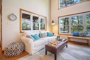 Smart TV, fireplace - Peninsula Point - Five Bedroom Cottage, Sleeps 12 (Havelock)