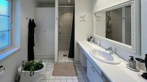 Shower - Swedish timber house overlooking Lake Arresø (Helsinge)