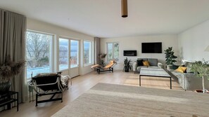 TV - Swedish timber house overlooking Lake Arresø (Helsinge)