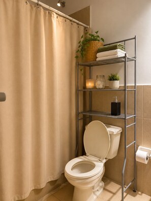Dusche, Haartrockner, Handtücher, Seife