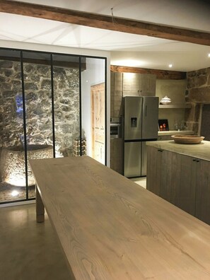 Microwave, oven, dishwasher, coffee/tea maker - Former presbytery with garden in Aubrac (Saint urcize)