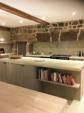 Microwave, oven, dishwasher, coffee/tea maker - Former presbytery with garden in Aubrac (Saint urcize)