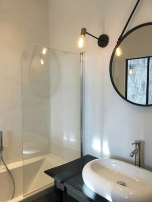 Shower - Former presbytery with garden in Aubrac (Saint urcize)