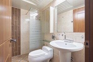 Hair dryer, towels, soap, toilet paper - 중화역 7분·주차 가능·교통편의·편의점/카페 인접 조용한 가족여행 장기숙박 코지 2베드룸 하우스 (Jungnang-gu)
