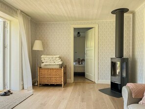 TV, fireplace - Historical grandma’s house at Rangsta Farm (Sorunda)