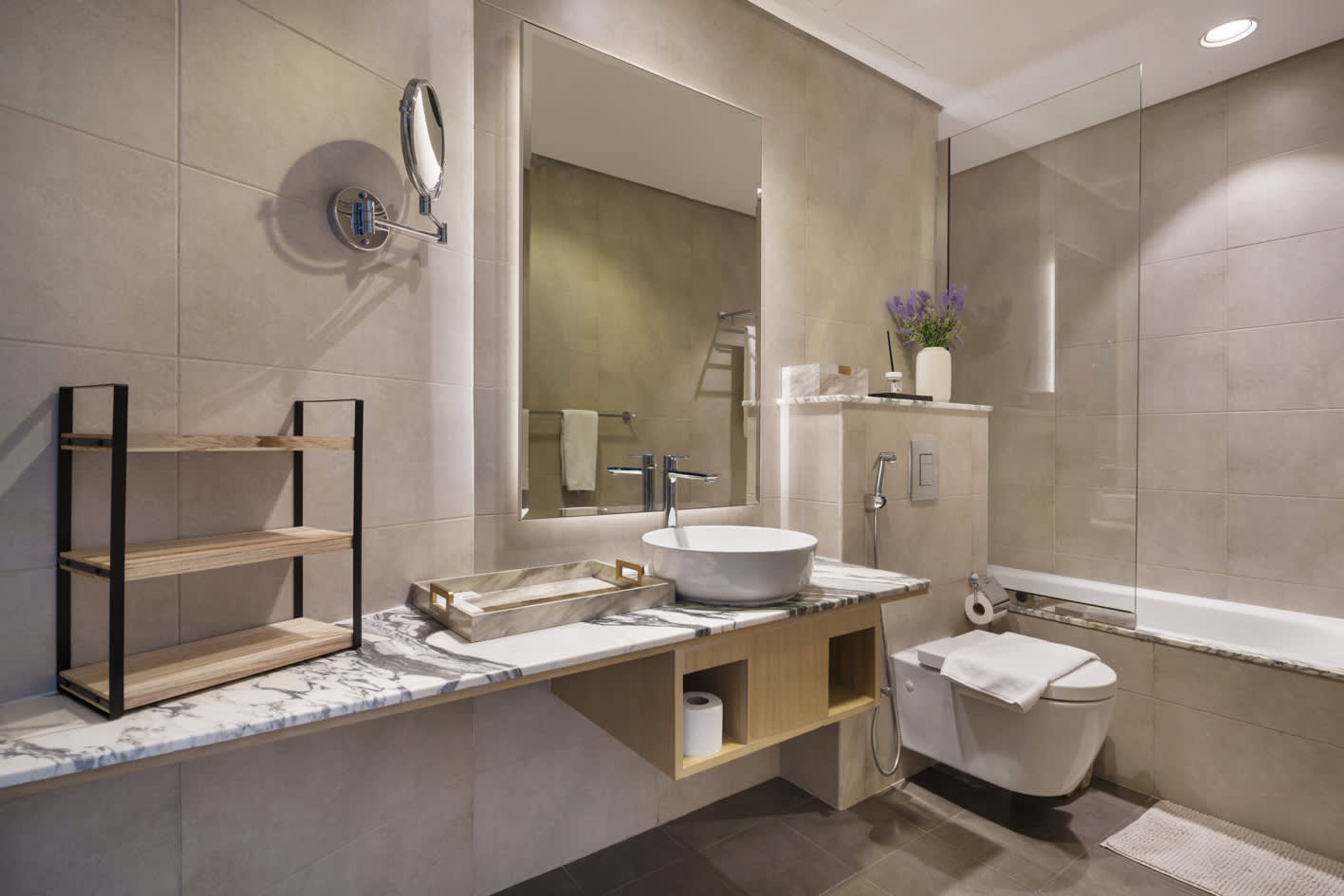 Ein modernes Badezimmer mit großem Spiegel, Waschbecken, Toilette und Dusche.