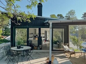 Outdoor dining - Charming farmhouse with pool near Ljugarn's sea (Ljugarn)