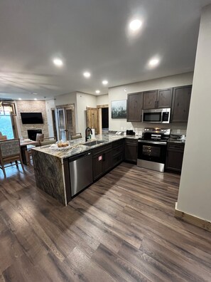Private kitchen - 4 STAR hotel suites in amazing Gatlinburg near downtown with WATER PARK INCLUDED (Gatlinburg)