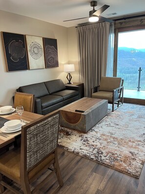 Living area - 4 STAR hotel suites in amazing Gatlinburg near downtown with WATER PARK INCLUDED (Gatlinburg)