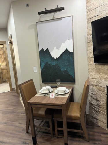 4 STAR hotel suites in amazing Gatlinburg near downtown with WATER PARK INCLUDED
