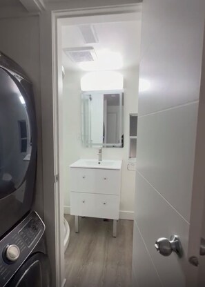 Dusche, Haartrockner, Handtücher, Toilettenpapier