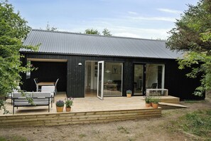 Outdoor dining - Architect-designed wooden house at Ertebølle (Farsø)