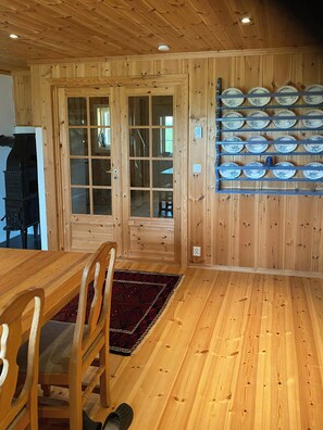 Dining - Cabin with a beautiful view over Lake Siksjøen (Tufsingdalen)