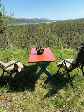 Outdoor dining - Cabin with a beautiful view over Lake Siksjøen (Tufsingdalen)