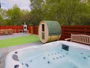 Terrace/patio - Kestrel Lodge - Aviemore hot tub lodge with sauna (Aviemore)