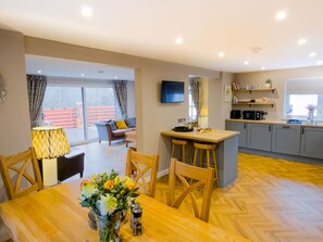 Interior - Kestrel Lodge - Aviemore hot tub lodge with sauna (Aviemore)