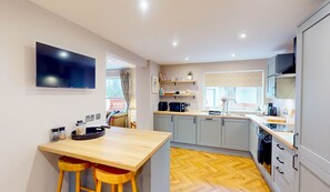 Fridge, microwave, oven, dishwasher - Kestrel Lodge - Aviemore hot tub lodge with sauna (Aviemore)
