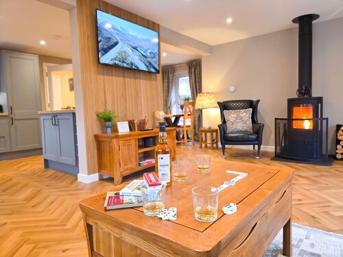 Kestrel Lodge - Aviemore hot tub lodge with sauna