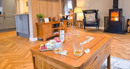 Kestrel Lodge - Aviemore hot tub lodge with sauna