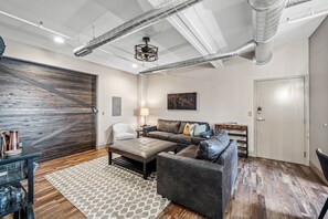 Living area - Cozy 1-bedroom apartment right on the Pueblo Riverwalk (Pueblo)