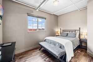 1 bedroom, iron/ironing board, WiFi, bed sheets - Cozy 1-bedroom apartment right on the Pueblo Riverwalk (Pueblo)