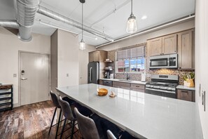 Private kitchen - Cozy 1-bedroom apartment right on the Pueblo Riverwalk (Pueblo)