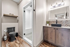 Shower, hair dryer, towels, soap - Cozy 1-bedroom apartment right on the Pueblo Riverwalk (Pueblo)