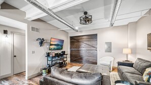 Ein modernes Wohnzimmer mit einem Ecksofa, einem Couchtisch und einem Kamin.