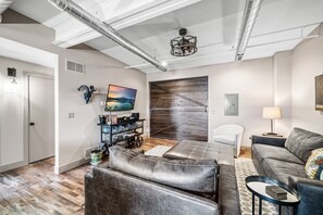 Living area - Cozy 1-bedroom apartment right on the Pueblo Riverwalk (Pueblo)