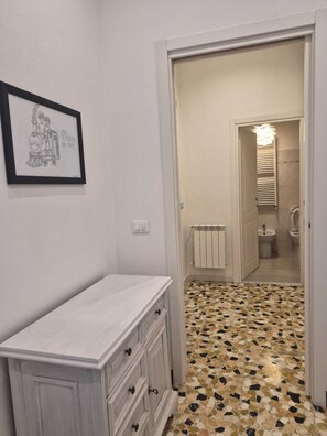 Dusche, Haartrockner, Bidet, Handtücher