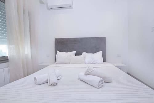 Deluxe Penthouse, Garden View | Blackout drapes, iron/ironing board, free WiFi