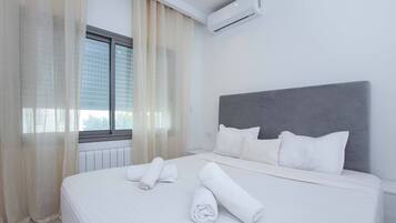 Deluxe Penthouse, Garden View | Blackout drapes, iron/ironing board, free WiFi