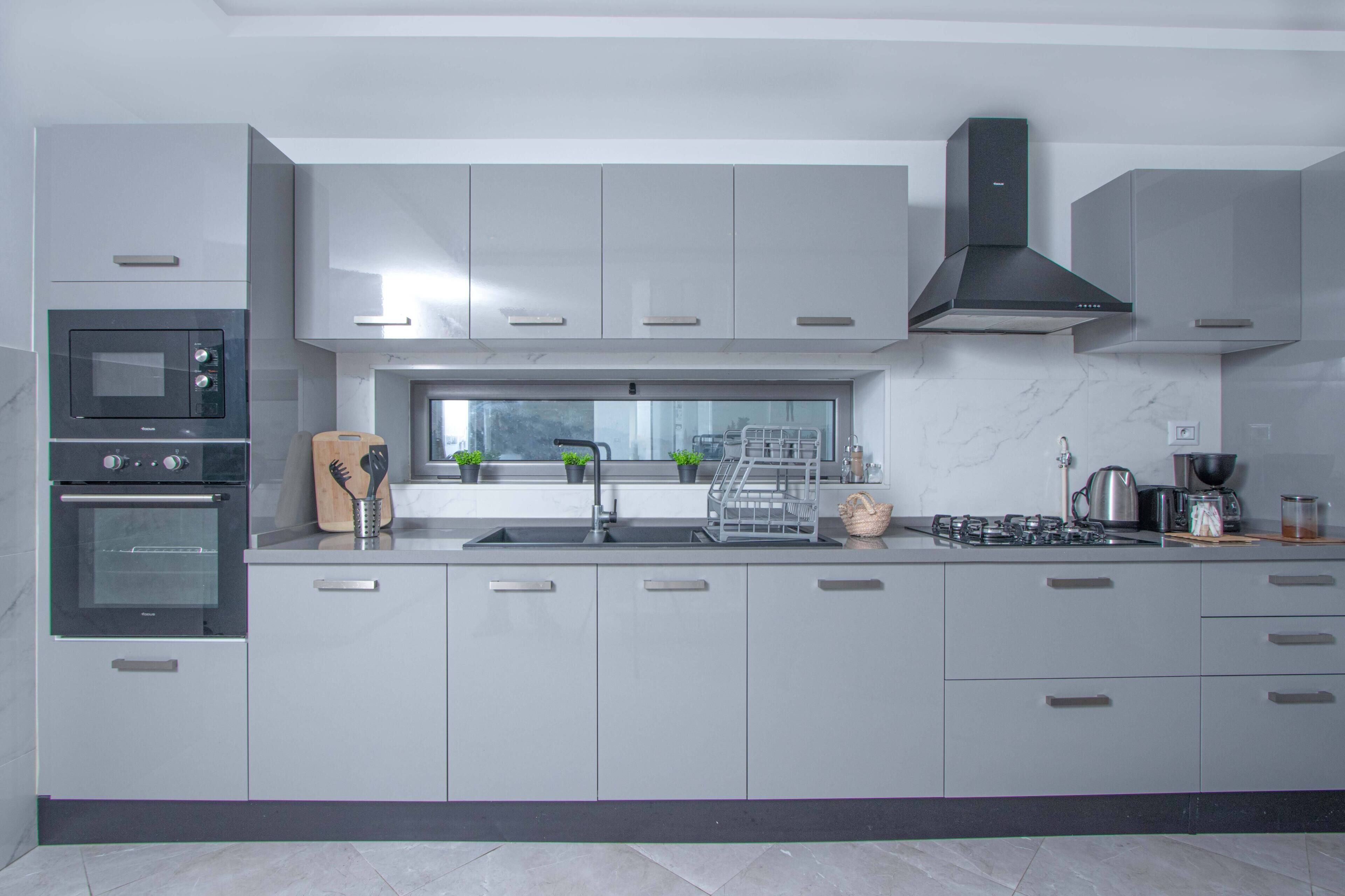 Penthouse Deluxe, vista al jardín | Cocina privada | Refrigerador, microondas y horno 