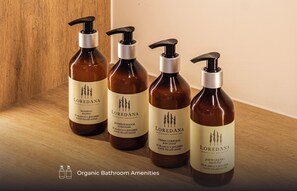 Secador de pelo, toallas, jabón, shampoo