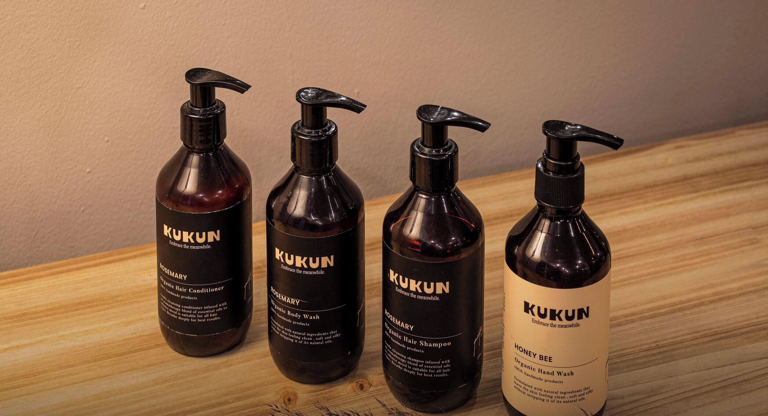 Secador de pelo, toallas, jabón, shampoo