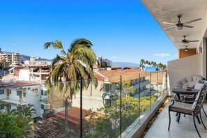 Outdoor dining - Luxury Nayri 509 - Impeccable Rooftop 1 block from Los Muertos Beach and Pier (Puerto Vallarta)