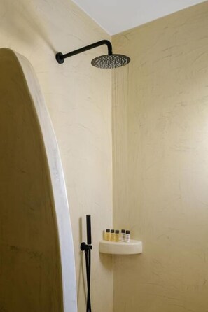 Junior Suite, Balcony, Sea View | Bathroom | Shower, slippers, soap, shampoo - Ebita's Suites (Karterádos)