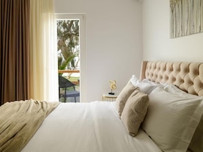 Suite Classique, balcon, vue mer | Coffres-forts dans les chambres, rideaux occultants