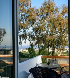 Outdoor dining - Ebita's Suites (Karterádos)