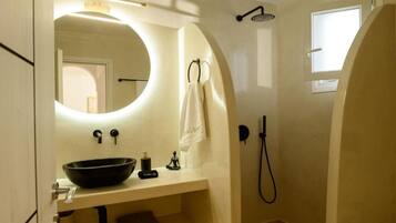 Deluxe Suite, Balcony, Sea View | Bathroom