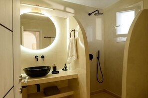 Suite – deluxe, balkong, sjøutsikt | Bad | Dusj, tøfler, såpe og sjampo
