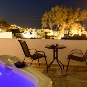 Deluxe Suite, Balcony, Sea View | Outdoor spa tub - Ebita's Suites (Karterádos)