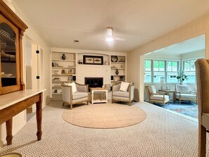Smart TV - The Cleverdon Cottage- Historic Magnolia Springs Retreat- 4 bedroom, 2.5 bath (Magnolia Springs)