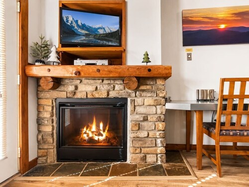 Village Studio Cozy with a Private Deck Ski In Out
