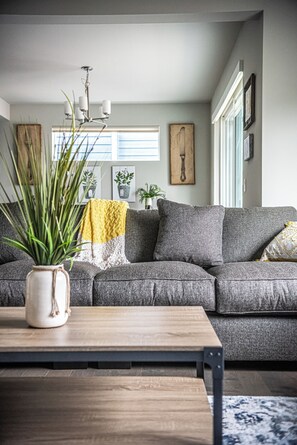Living area - HUGE Luxurious 3 story new construction near Seattle! (Renton)