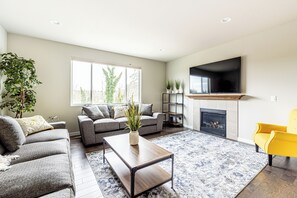 Living area - HUGE Luxurious 3 story new construction near Seattle! (Renton)