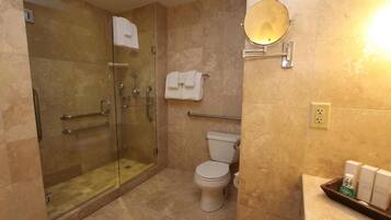 Combined shower/bathtub, free toiletries, towels, soap