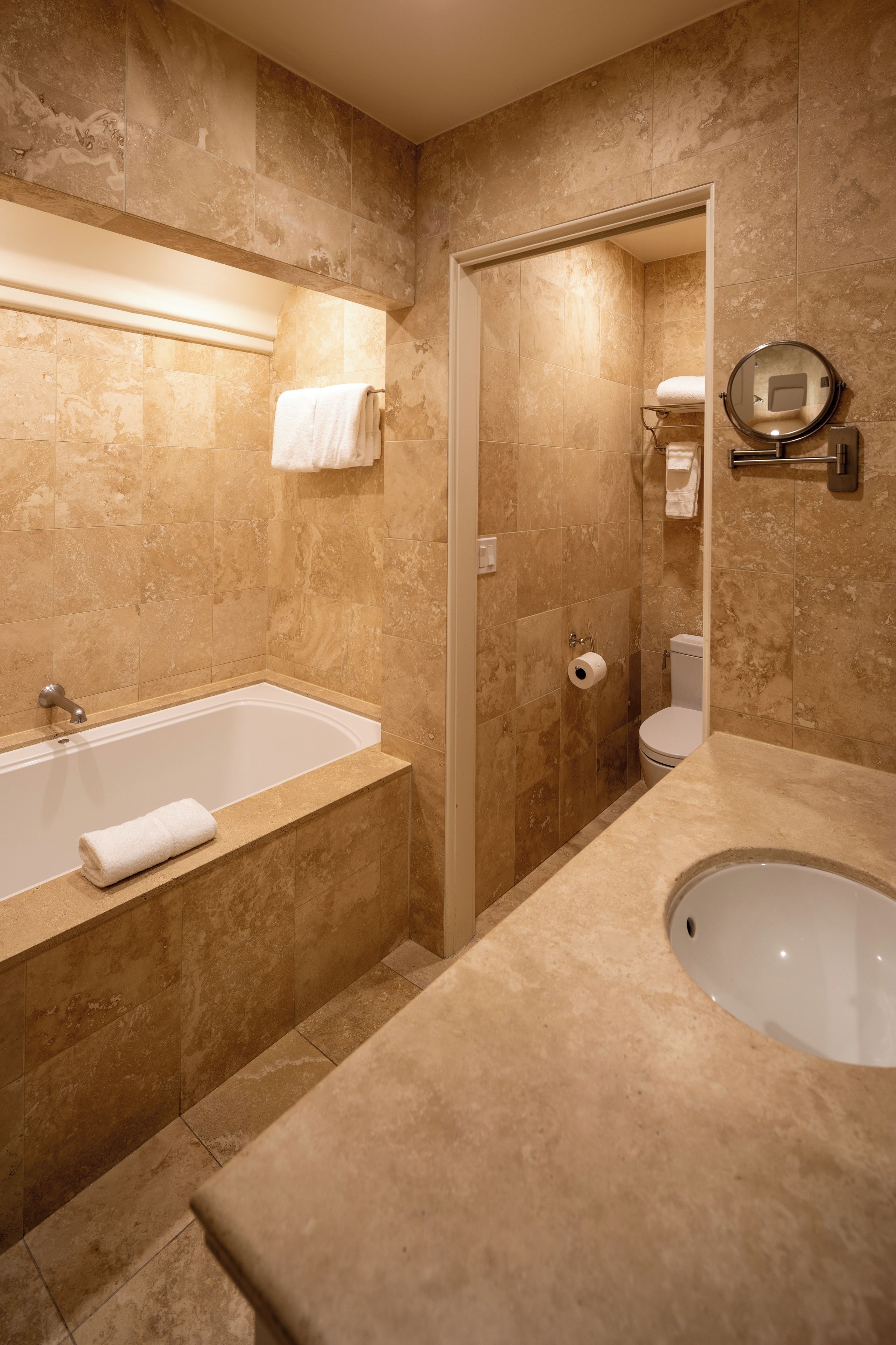 Un baño moderno con bañera, lavabo e inodoro.