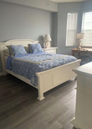 2 bedrooms, iron/ironing board, WiFi, bed sheets - 30 days or more- Luxury Resort Style Living in Naples, FL. (Naples)