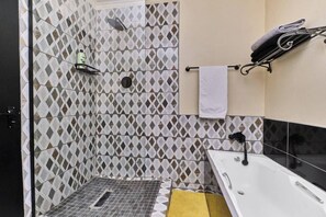 Apartamento, 2 quartos, varanda | Banheiro